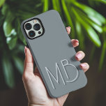 Coques iPhone 16 Pro Max Initiales contemporaines de Monogramme gris-blanc<br><div class="desc">Moderne Pewter Grey Monogram Initiales Téléphone contemporain 16 Pro Max Coques dispose d'un monogramme personnalisé dans la typographie de script moderne. Parfait pour la famille et les amis pour les anniversaires,  Noël,  vacances,  Fête des Mères,  Fête des pères et plus. Conçu par ©2024 Evco Holidays www.zazzle.com/store/evcoholidays</div>