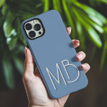 Coques iPhone 16 Pro Max Initiales contemporaines en gris bleu<br><div class="desc">Moderne Blue Grey Monogram Initiales Téléphone contemporain 16 Pro Max Coques dispose d'un monogramme personnalisé dans la typographie de script moderne. Parfait pour la famille et les amis pour les anniversaires,  Noël,  vacances,  Fête des Mères,  Fête des pères et plus. Conçu par ©2024 Evco Holidays www.zazzle.com/store/evcoholidays</div>