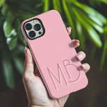 Coques iPhone 16 Pro Max Initiales contemporaines en monogramme rose modern<br><div class="desc">Initiales de Monogramme rose moderne Téléphone contemporain 16 Pro Max Coques dispose d'un monogramme personnalisé dans la typographie de script moderne. Parfait pour la famille et les amis pour les anniversaires,  Noël,  vacances,  Fête des Mères,  Fête des pères et plus. Conçu par ©2024 Evco Holidays www.zazzle.com/store/evcoholidays</div>