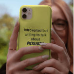 Case-Mate iPhone Case Introverted mais prêt à parler Pickleball Funny<br><div class="desc">Citation amusante de pickleball. "PRÉSENTÉ MAIS PRÊT À PARLER DE PICKLEBALL." Coque iphone jaune coloré et passionné de Pickleball.</div>
