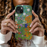 Coque Pour iPhone 15 Jardin fleuri | Gustav Klimt<br><div class="desc">Jardin aux Fleurs (1905-1907) de l’artiste autrichien Gustav Klimt est un chef-d’oeuvre vibrant de l’art du début du XXe siècle. Cette scène luxuriante et impressionniste déborde de fleurs colorées dans une tapisserie de la nature fascinante, reflétant le style décoratif de Klimt et l’amour pour les motifs floraux. Les textures riches...</div>