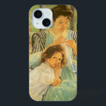 Coque Pour iPhone 15 Jeune mère coudre par Mary Cassatt, Art Vintage<br><div class="desc">Young Mother Sewing (vers 1900) de Mary Cassatt est une vintage impressionnisme peinture de famille de portrait d'art. Une fille, sa fille, se penche sur ses genoux. Un vase avec un bouquet de fleurs se trouve sur une table derrière. Une mère répare des vêtements avec un enfant. À propos de...</div>