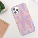 Case-Mate iPhone Case Joli teint rose moderne Lilac avec nom<br><div class="desc">Ce boîtier téléphonique amusant est doté d'un joli arrière - plan abstrait violet rose avec votre nom dans une police serif moderne. C'est le coque parfait pour quiconque veut un design moderne mais joli qui se démarque. Ajoutez votre nom pour customiser cette conception. Il fait aussi un merveilleux cadeau d'anniversaire...</div>