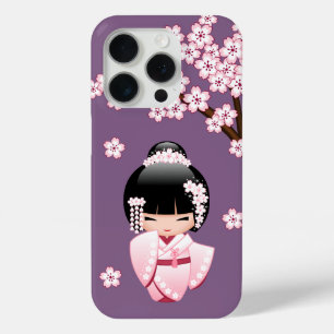 Coque iPhone 15 Pro Kokeshi Doll au kimono rose sur fond violet