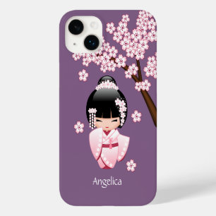 Coque Pour iPhone 14 Plus Kokeshi Doll en kimono rose sur fond violet