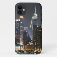 La lune se lève au-dessus du Midtown New York.