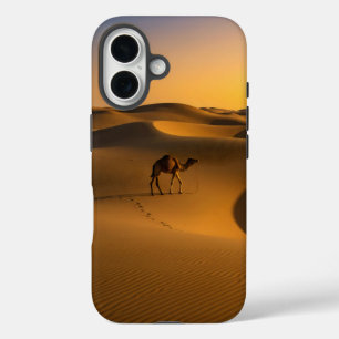 Coques iPhone 16 le chameau traverse les dunes de sable doré au cou