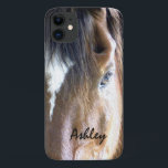 Case-Mate iPhone Case Le cheval équin de l'âme | personnalisé<br><div class="desc">Photographie de plan rapproché d'une tête de cheval équine. Cadeau personnalisé pour des cavaliers,  des cowboys,  des cow-girls,  des gardes forestières et des cheval-amants. Photography©riverme*2012/04/23.</div>
