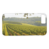 Coques Case-Mate iPhone Le vignoble et une vallée avec une forêt. (Dos (Horizontal))