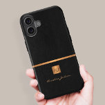 Coques iPhone 16 Luxe élégant or noir monogramme nom<br><div class="desc">Classy bureau exclusif ou étui de téléphone monogrammed personnel avec un carré de parties scintillant en or métallique en faux cuivre avec vos initiales de nom monogramme et une bande brillante sur un arrière - plan en faux cuir noir élégant. Convient aux professionnels des petites entreprises, des entreprises ou des...</div>