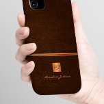 Coques iPhone 16 Luxe élégant or parties scintillant brun monogramm<br><div class="desc">Élégant bureau exclusif ou étui de téléphone monogrammed personnel avec un carré de parties scintillant en or métallique en faux cuivre avec vos initiales de nom monogramme et une bande brillante sur un arrière - plan en faux cuir marron foncé élégant. Convient aux professionnels des petites entreprises, des entreprises ou...</div>
