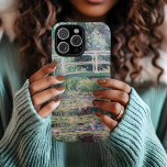 Coques iPhone 16 Pro Max Lys d'eau blanche | CLAUDE MONET<br><div class="desc">Lys d'eau blanche (1899) | White Water Lilies de Claude Monet est un tableau serein et captivant de sa série emblématique Water Lilies. Cette oeuvre représente un étang tranquille orné de délicates fleurs de lys blancs et de coussins de lys verts flottant sur sa surface réfléchissante. Le style impressionniste de...</div>