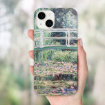 Coque Pour iPhone 14 Lys d'eau blanche | CLAUDE MONET<br><div class="desc">Lys d'eau blanche (1899) | White Water Lilies de Claude Monet est un tableau serein et captivant de sa série emblématique Water Lilies. Cette oeuvre représente un étang tranquille orné de délicates fleurs de lys blancs et de coussins de lys verts flottant sur sa surface réfléchissante. Le style impressionniste de...</div>