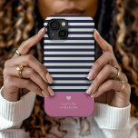 Coque Pour iPhone 15 Marine Bleu et rose Chic rayures Coeur Monogramme<br><div class="desc">Élégant étui téléphonique personnalisé aux couleurs rose, bleu marine et blanc. Ce design est composé d'un classique de la marine et d'un motif rayé blanc. Personnalisez-le avec votre nom monogramme ou tout autre texte personnalisé avec un symbole de coeur mignon. Utilisez les outils de conception pour choisir les couleurs arrière...</div>