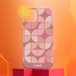 Coque Pour iPhone 14 MCM Mod Cercles Motif rose mauve et rose vif<br><div class="desc">Un motif moderne du milieu du siècle avec des quarts de cercles dans un motif rétro branché. Le design minimaliste comprend une combinaison d'or rose, de rose vif et de couleurs pastel. Vous pouvez ajouter votre nom en bas dans une police simple sans serif. Pour les utilisateurs avancés, vous pouvez...</div>