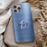 Coque Pour iPhone 15 Métal brossé Bleu Noir Blanc Script Monogramme<br><div class="desc">Cet élégant étui de téléphone personnalisé présente un monogramme et un prénom en écriture moderne noir et blanc sur un arrière - plan en métal brossé bleu tendance.</div>