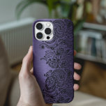 iPhone 16 Pro Case Métallurgique Violet Avec Dentelle De Paisley Noir<br><div class="desc">Design métallique violet noir look en aluminium brossé avec dentelle en cachemire floral noir.</div>