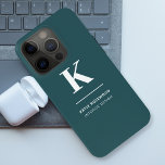 Coque iPhone 15 Pro Minimaliste Fumée Vert moderne Grand initial<br><div class="desc">Un design vertical minimaliste dans un style élégant avec une couleur vert foncé et un gros monogramme initial typographique. Le texte peut facilement être customisé pour un design aussi unique que vous êtes !</div>