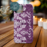 Coque Pour iPhone 15 Modèle et nom de Damas Vintage de prune<br><div class="desc">Une motif vintage au design tendance avec des couleurs bijoux et élégance. Les éléments sont plus faciles à customiser lorsque vous remplacez tout le texte et les photos en premier. Si votre art doit encore être ajusté, cliquez sur le bouton Personnaliser. Cela vous mènera à une zone de design où...</div>