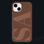 Coque Pour iPhone 14 Moderne marron naturel initial minimal contemporai<br><div class="desc">Monogramme initial marron naturel moderne minimaliste design de boîtier de téléphone contemporain.</div>
