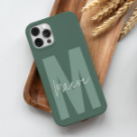 Coque Pour iPhone 14 Pro Moins moderne typographie monogramme vert sauge<br><div class="desc">Monographie de typographie minimaliste moderne monogramme vert et blanc élégant simple unique design de boîtier de téléphone personnalisé.</div>
