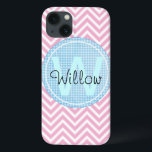 Etui iPhone 13 Monogram Modern Chevron Motif Art géométrique Nom<br><div class="desc">Chevron rose et blanc Motif Art Abstrait moderne Mettez votre monogramme ou vos initiales sur ce magnifique motif de chevron rose tendance! Fait aussi un grand cadeau. Un motif de zigzag abstrait moderne,  mignon,  avec une touche tendance rétro. Artistique mignon élégant géométrique géométrique vintage design girly.</div>