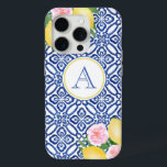 Coque iPhone 15 Pro Monogram Positano Lemons Bleu Blanc Carreaux itali<br><div class="desc">Citrons peints à la main,  rehaussés de fleurs d'aquarelle rose,  contre un arrière - plan motif vintage en carreaux bleu et blanc.</div>