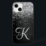 Coque Pour iPhone 14 Monogramme à étincelle noire à Parties scintillant<br><div class="desc">Personnalisez facilement ce design élégant et branché de boîtier de téléphone avec une jolie parties scintillant brillante en argent sur un arrière - plan métallique brossé noir.</div>