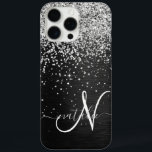 Coques iPhone 16 Pro Max Monogramme à étincelle noire à Parties scintillant<br><div class="desc">Personnalisez facilement ce design élégant et branché de boîtier de téléphone avec une jolie parties scintillant brillante en argent sur un arrière - plan métallique brossé noir.</div>