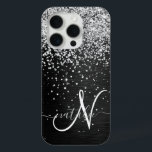 Coque iPhone 15 Pro Monogramme à étincelle noire à Parties scintillant<br><div class="desc">Personnalisez facilement ce design élégant et branché de boîtier de téléphone avec une jolie parties scintillant brillante en argent sur un arrière - plan métallique brossé noir.</div>