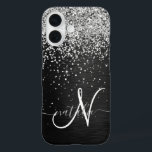 Coques iPhone 16 Monogramme à étincelle noire à Parties scintillant<br><div class="desc">Personnalisez facilement ce design élégant et branché de boîtier de téléphone avec une jolie parties scintillant brillante en argent sur un arrière - plan métallique brossé noir.</div>