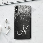 Coque Pour iPhone 15 Monogramme à étincelle noire à Parties scintillant<br><div class="desc">Personnalisez facilement ce design élégant et branché de boîtier de téléphone avec une jolie parties scintillant brillante en argent sur un arrière - plan métallique brossé noir.</div>