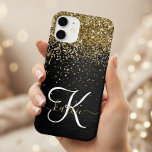 Coque Pour iPhone 14 Monogramme à étincelle noire à Parties scintillant<br><div class="desc">Personnalisez facilement ce design élégant et branché de boîtier de téléphone avec une jolie parties scintillant dorée brillante sur un arrière - plan métallique brossé noir.</div>