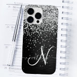 Coque Pour Pour iPhone 14 Pro Max Monogramme à étincelle noire à Parties scintillant<br><div class="desc">Personnalisez facilement ce design élégant et branché de boîtier de téléphone avec une jolie parties scintillant brillante en argent sur un arrière - plan métallique brossé noir.</div>