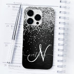 Coque Pour iPhone 14 Pro Monogramme à étincelle noire à Parties scintillant<br><div class="desc">Personnalisez facilement ce design élégant et branché de boîtier de téléphone avec une jolie parties scintillant brillante en argent sur un arrière - plan métallique brossé noir.</div>