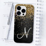 Coque Pour iPhone 14 Pro Monogramme à étincelle noire à Parties scintillant<br><div class="desc">Personnalisez facilement ce design élégant et branché de boîtier de téléphone avec une jolie parties scintillant dorée brillante sur un arrière - plan métallique brossé noir.</div>