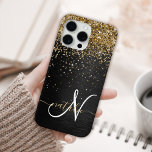 Coque iPhone 15 Pro Max Monogramme à étincelle noire à Parties scintillant<br><div class="desc">Personnalisez facilement ce design élégant et branché de boîtier de téléphone avec une jolie parties scintillant dorée brillante sur un arrière - plan métallique brossé noir.</div>