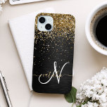 Coque iPhone 15 Mini Monogramme à étincelle noire à Parties scintillant<br><div class="desc">Personnalisez facilement ce design élégant et branché de boîtier de téléphone avec une jolie parties scintillant dorée brillante sur un arrière - plan métallique brossé noir.</div>