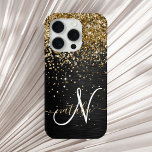 Coque iPhone 15 Pro Monogramme à étincelle noire à Parties scintillant<br><div class="desc">Personnalisez facilement ce design élégant et branché de boîtier de téléphone avec une jolie parties scintillant dorée brillante sur un arrière - plan métallique brossé noir.</div>