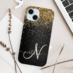 Coque Pour iPhone 15 Monogramme à étincelle noire à Parties scintillant<br><div class="desc">Personnalisez facilement ce design élégant et branché de boîtier de téléphone avec une jolie parties scintillant dorée brillante sur un arrière - plan métallique brossé noir.</div>
