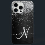 Coque iPhone 15 Pro Max Monogramme à étincelle noire à Parties scintillant<br><div class="desc">Personnalisez facilement ce design élégant et branché de boîtier de téléphone avec une jolie parties scintillant brillante en argent sur un arrière - plan métallique brossé noir.</div>