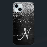 Coque iPhone 15 Mini Monogramme à étincelle noire à Parties scintillant<br><div class="desc">Personnalisez facilement ce design élégant et branché de boîtier de téléphone avec une jolie parties scintillant brillante en argent sur un arrière - plan métallique brossé noir.</div>