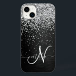 Coque Pour iPhone 14 Plus Monogramme à étincelle noire à Parties scintillant<br><div class="desc">Personnalisez facilement ce design élégant et branché de boîtier de téléphone avec une jolie parties scintillant brillante en argent sur un arrière - plan métallique brossé noir.</div>