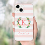 Coque Pour iPhone 14 Monogramme à rayures florales et roses paradis<br><div class="desc">Ce design branché et amusant est orné d'un arrière - plan rayé rose et blanc avec une couronne fleurie colorée. Personnalisez le design avec votre nom et monogramme ou autre texte. Utilisez les outils de conception pour choisir une couleur arrière - plan, modifier les polices de texte et les couleurs...</div>