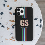 Coque iPhone 15 Pro Max Monogramme à rayures rétro chic<br><div class="desc">Élevez votre jeu de téléphone avec le mélange parfait de style rétro et de sophistication moderne. Ce boîtier de téléphone personnalisable comporte des initiales en gras surdimensionnées dans une police serif intemporelle, associées à votre nom affiché ci-dessous dans un texte sobre et élégant. Contre un arrière - plan noir frappant,...</div>