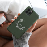 Coque Pour iPhone 14 Pro Monogramme botanique vert initial<br><div class="desc">Une couronne de croissant dessinée à la main de feuilles et de lauriers entoure votre monogramme ou initiale. L'illustration florale minimale est parfaite pour une ambiance rustique ou de ferme. Cliquez sur le bouton personnaliser pour modifier la couleur de l'arrière - plan ou ajouter du texte.</div>