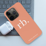 Coque iPhone 15 Pro Monogramme Corail Pêche Élégante Feminine Minimali<br><div class="desc">Un design minimaliste monogramme avec de grandes initiales typographiques dans une police classique avec votre nom ci-dessous sur un arrière - plan de pêche au corail féminin. Le cadeau ou accessoire parfaitement personnalisé !</div>