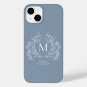 Coques Case-Mate iPhone Monogramme de crête florale bleu foncé classique (Verso)