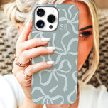Coques iPhone 16 Pro Max Monogramme de la tige de bois Dusty<br><div class="desc">Habille ton téléphone en style avec ce boîtier de téléphone chic et branché poussiéreux ! Doté d'un motif ludique d'arcs dessinés à la main et personnalisé avec votre monogramme, ce coque est le parfait mélange de mode et de fonction. Fabriqué à partir de matériaux durables pour protéger votre téléphone contre...</div>