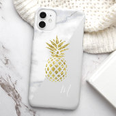 Coques Case-Mate iPhone Monogramme de pineapple en or sur marbre blanc